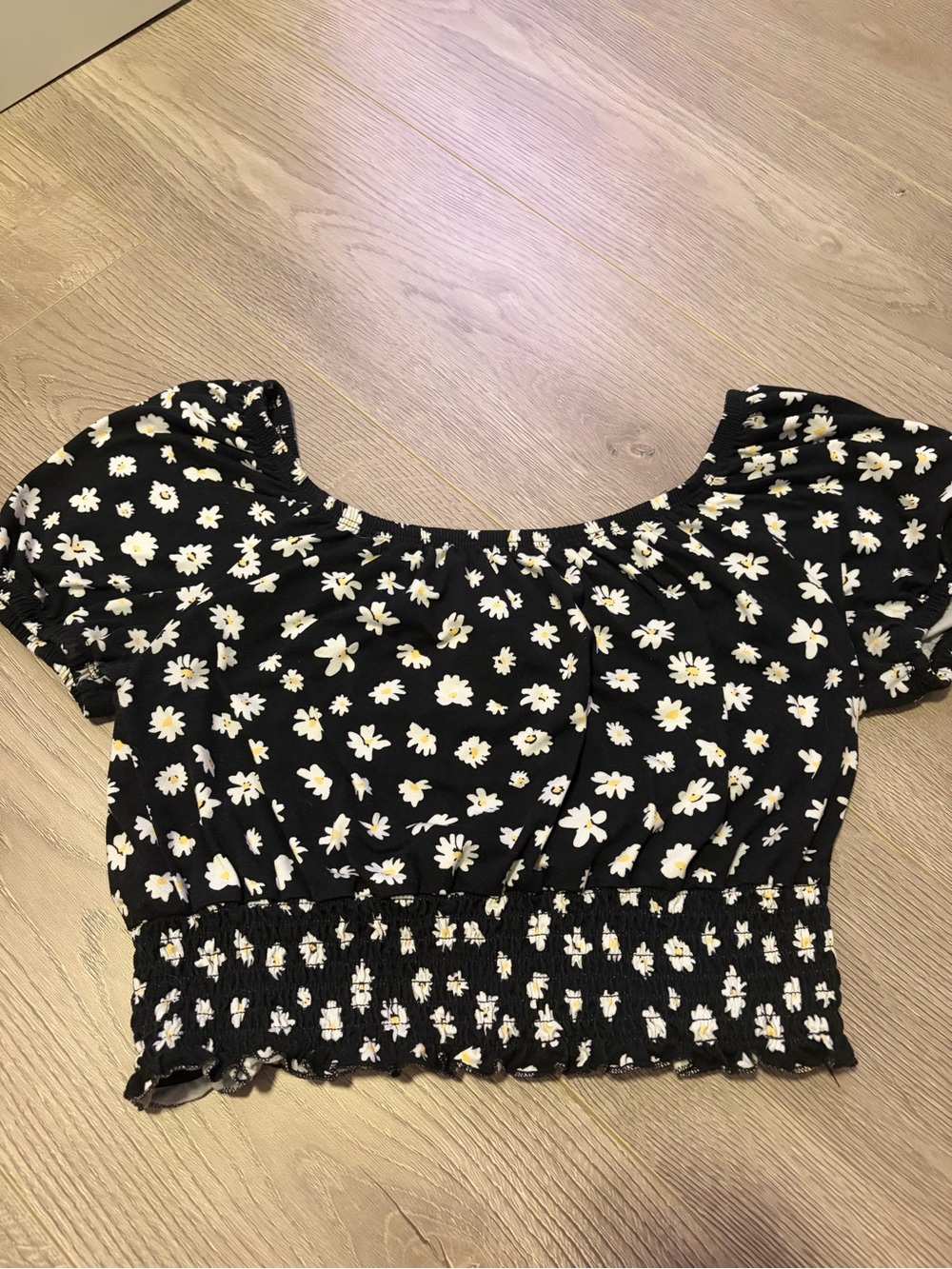 Womens off the shoulder cropped top. Black with daisys🌼